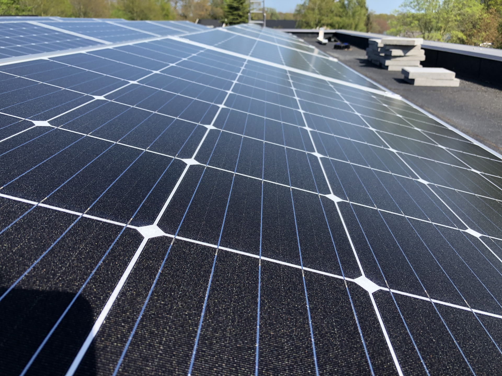 Solarwatt zonnepanelen bedrijfspand door Semmekrot Hengevelde